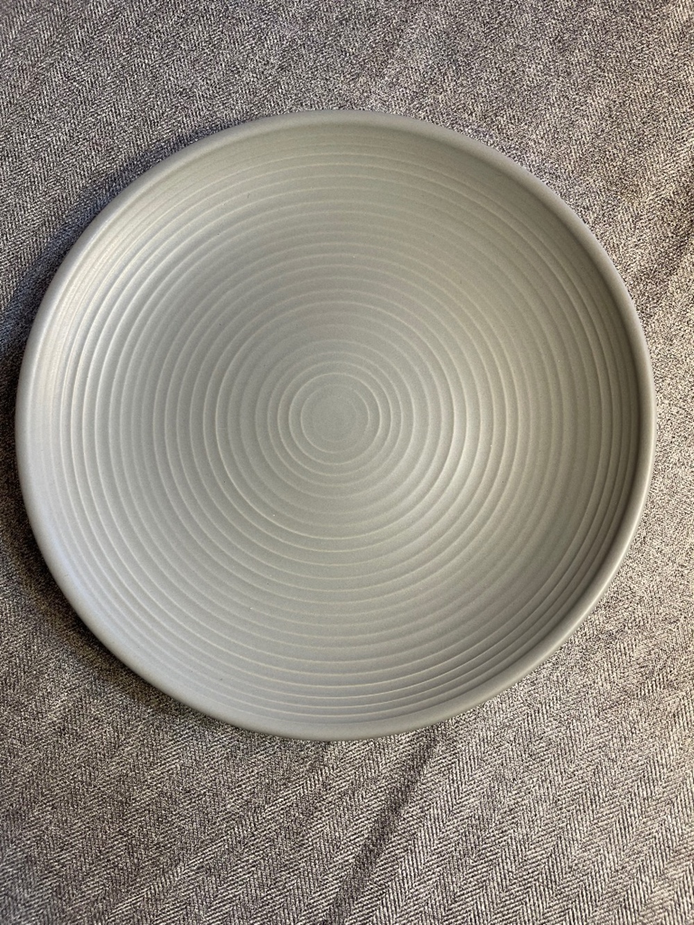 Contemporary Gray Ceramic Dinner Plate - Minimalist Design